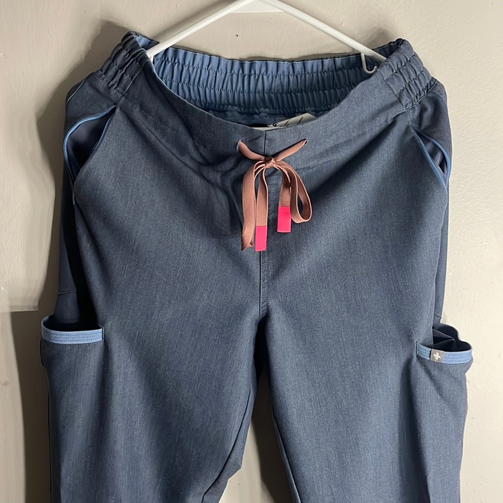 Figs scrubs grey/blue pants